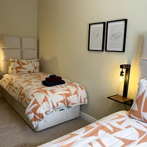 https://new-overleigh-cottage-with-optional-hot-tub.hotelsin-chester.com
